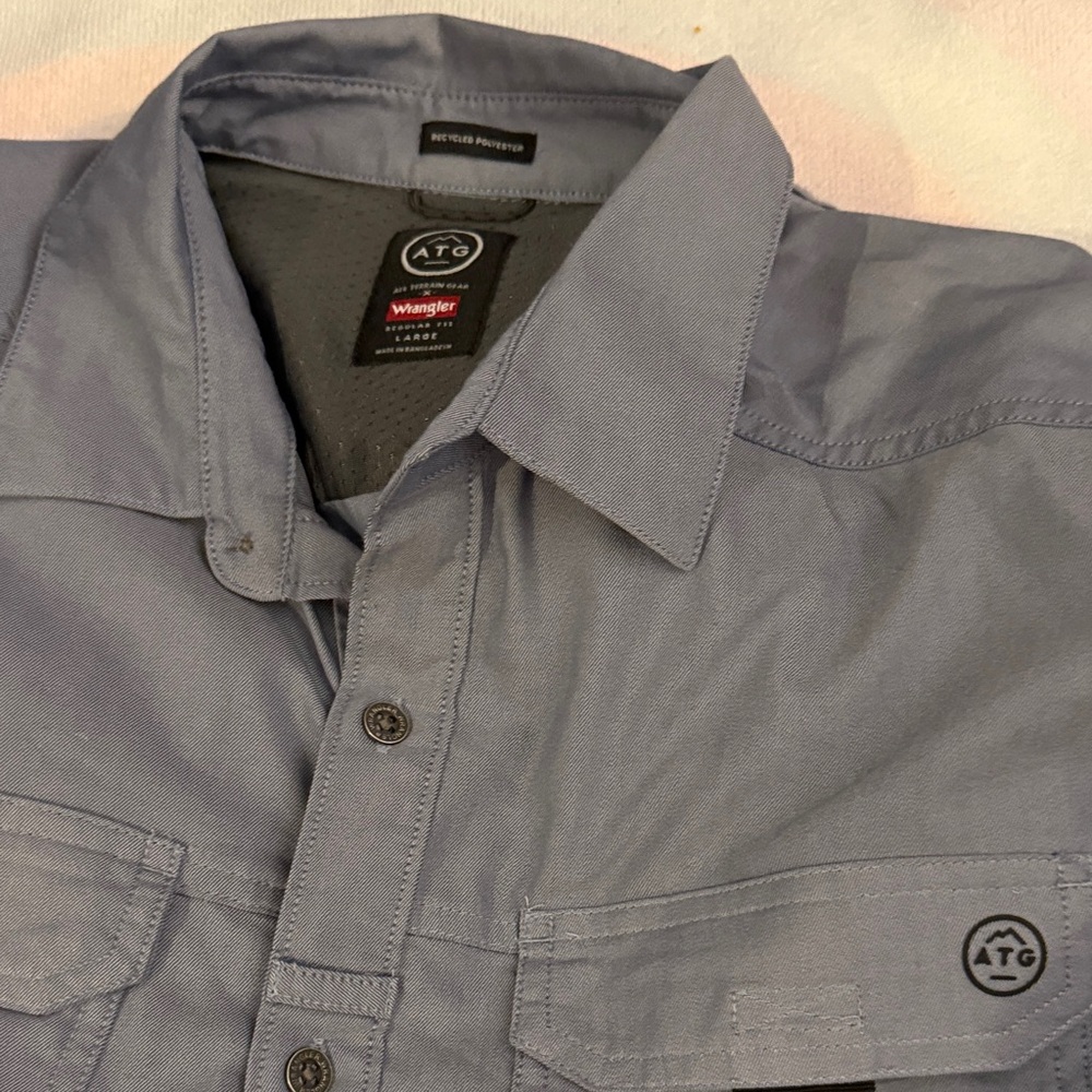 Wrangler Men's Light Gray Dressy bottom up Shirt